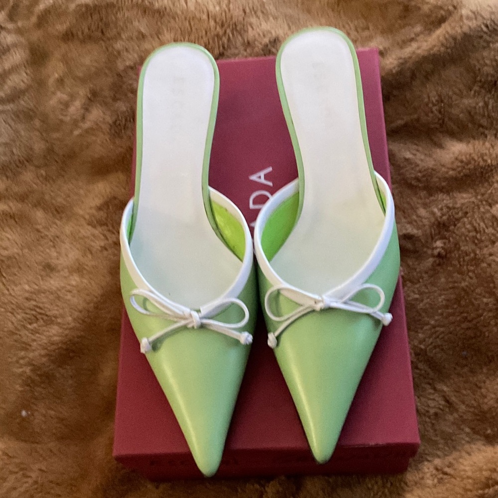 NEW IN BOX GREEN ESCADA MULES WHITE BOWS 39.5 9, 9.5 statement making shoes